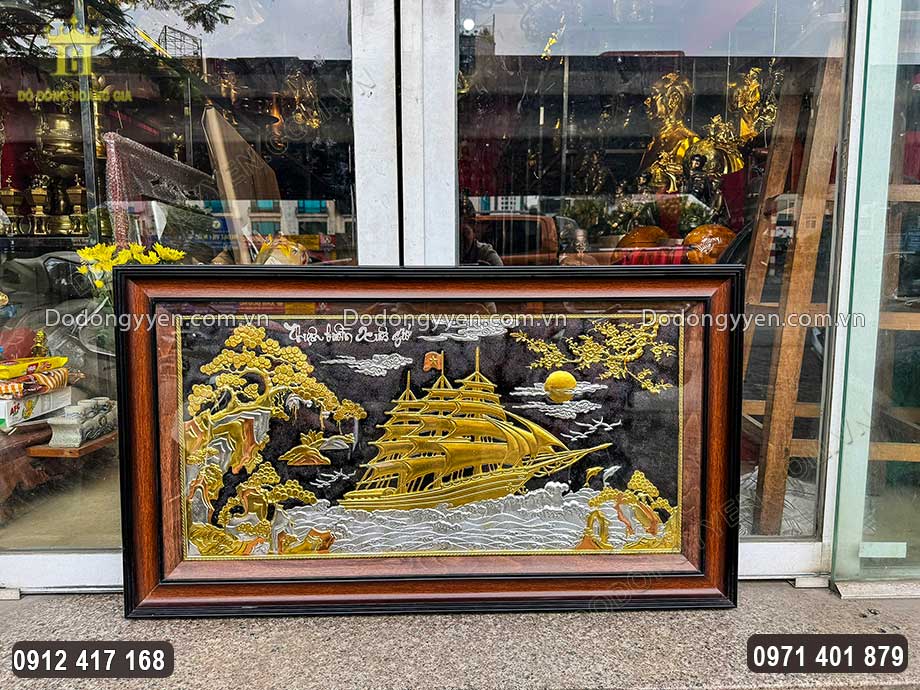 Nền tranh được sơn đen v&ocirc; c&ugrave;ng nổi bật